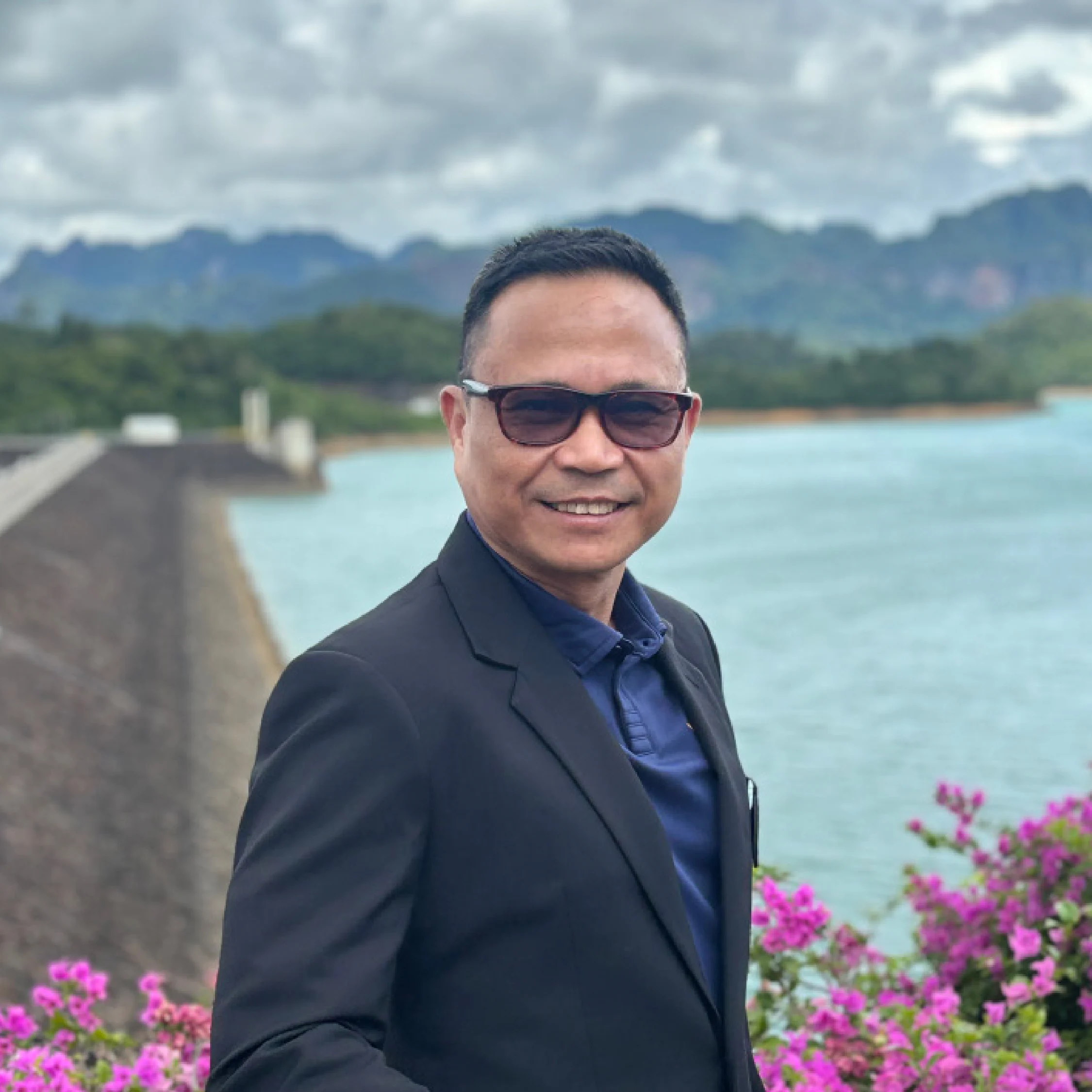 บันดาล บัวแดง