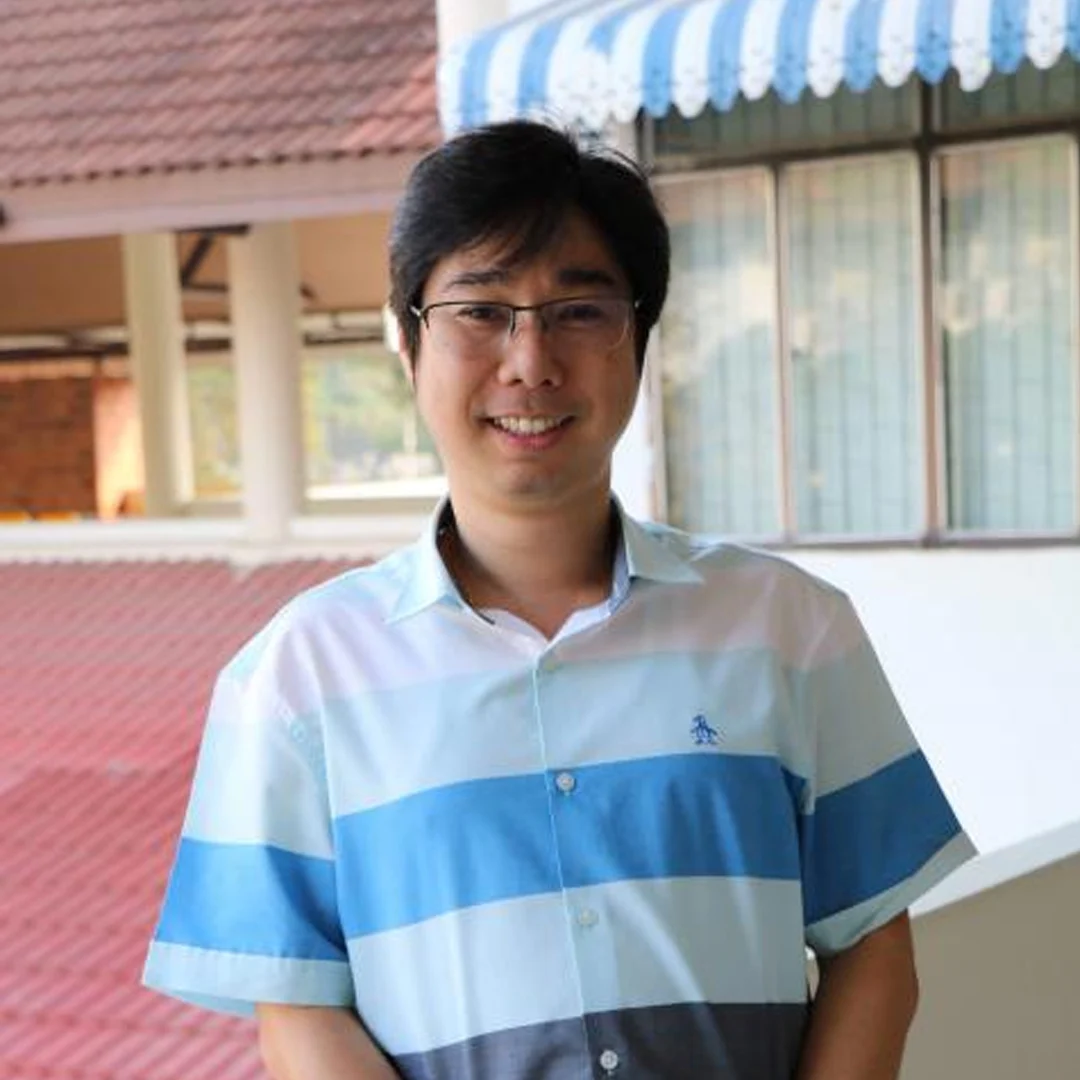 ธรรศ อัมโร