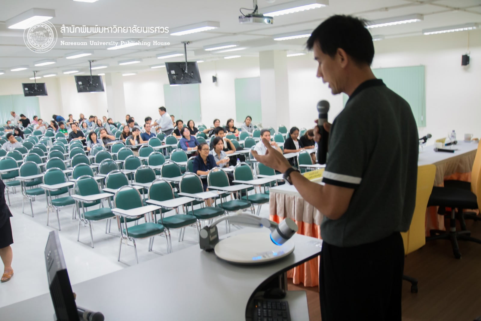 สำนักพิมพ์ ม.นเรศวร ร่วมออกบูธให้คำแนะนำการจัดทำเอกสารสิ่งพิมพ์ทางวิชการ